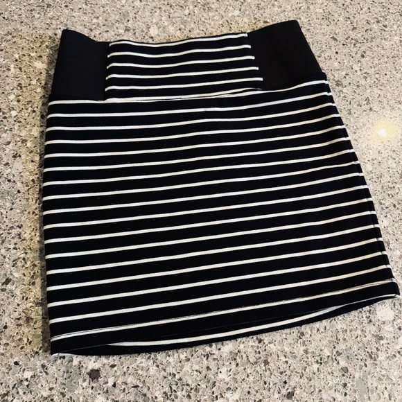 Black and White Striped Women's Mini Skirt with Zipper Up Back- EUC ⭐👗 - Picture 1 of 3